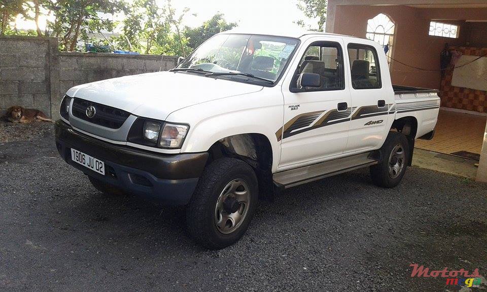 2002' Toyota Hilux photo #1