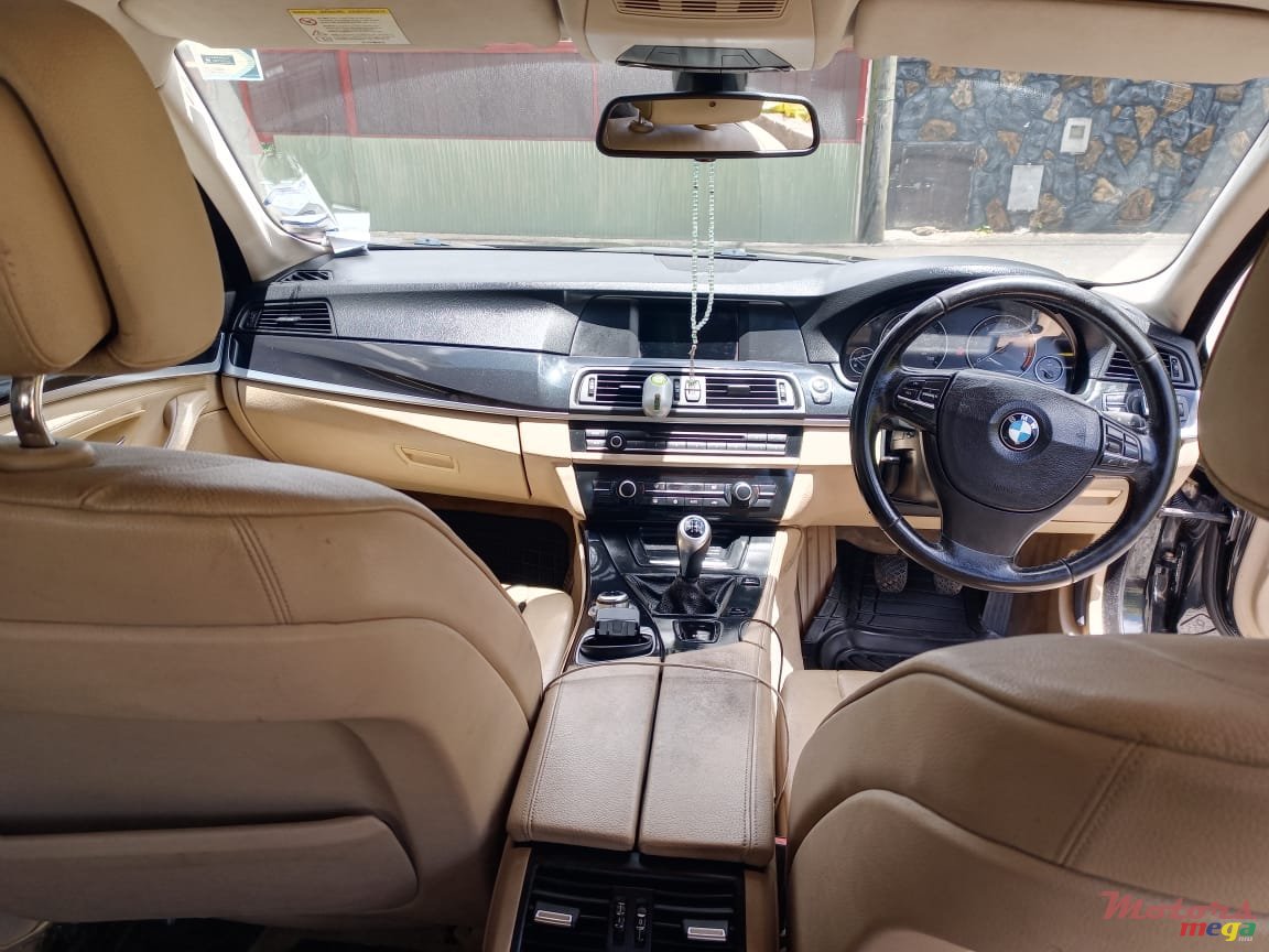 2010' BMW 5 Series 520D photo #4