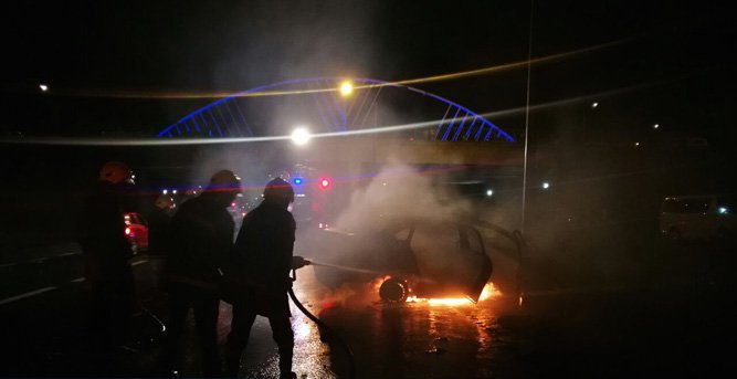 Une voiture prend feu à Bagatelle, trois blessés