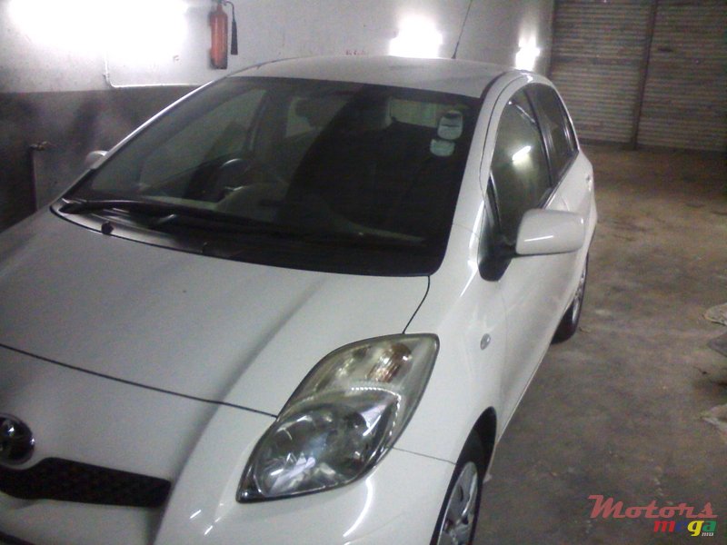 2011' Toyota Yaris photo #2