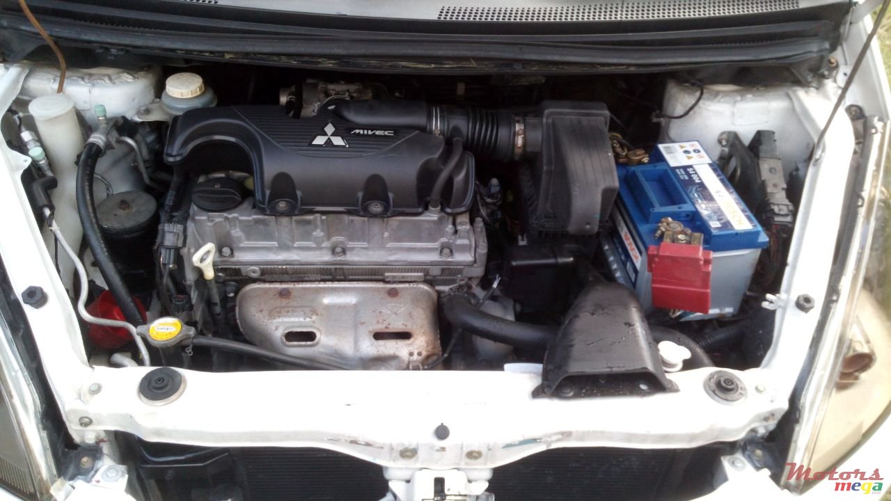 2004' Mitsubishi Colt photo #3