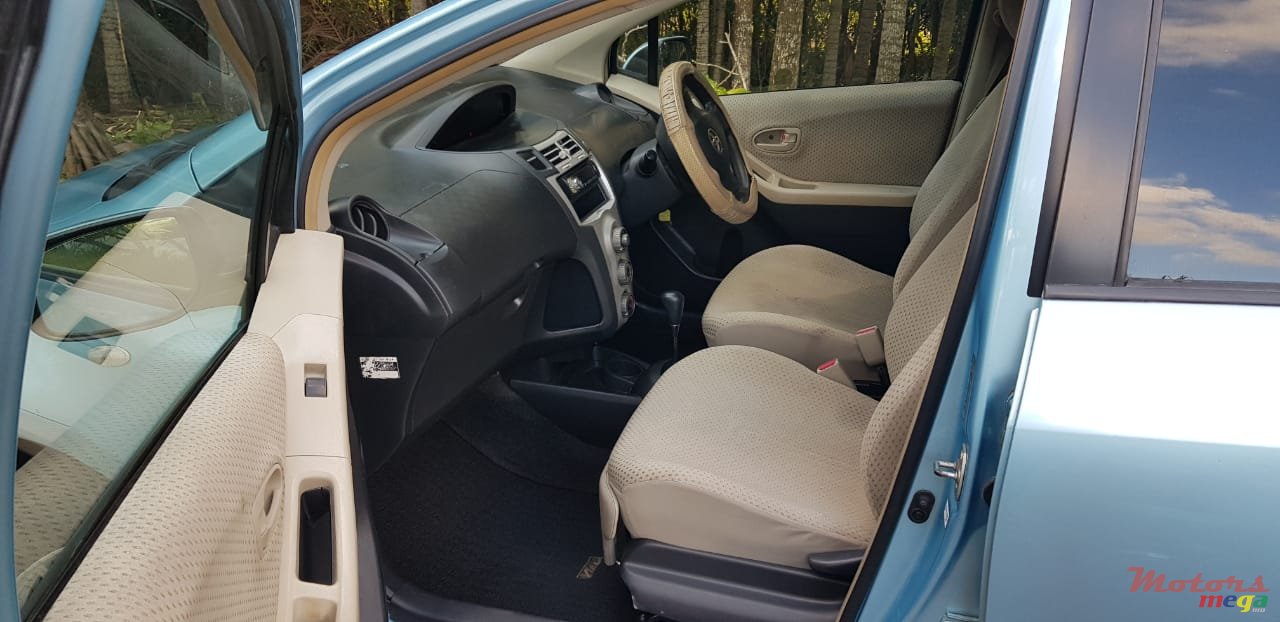 2006' Toyota Vitz photo #6