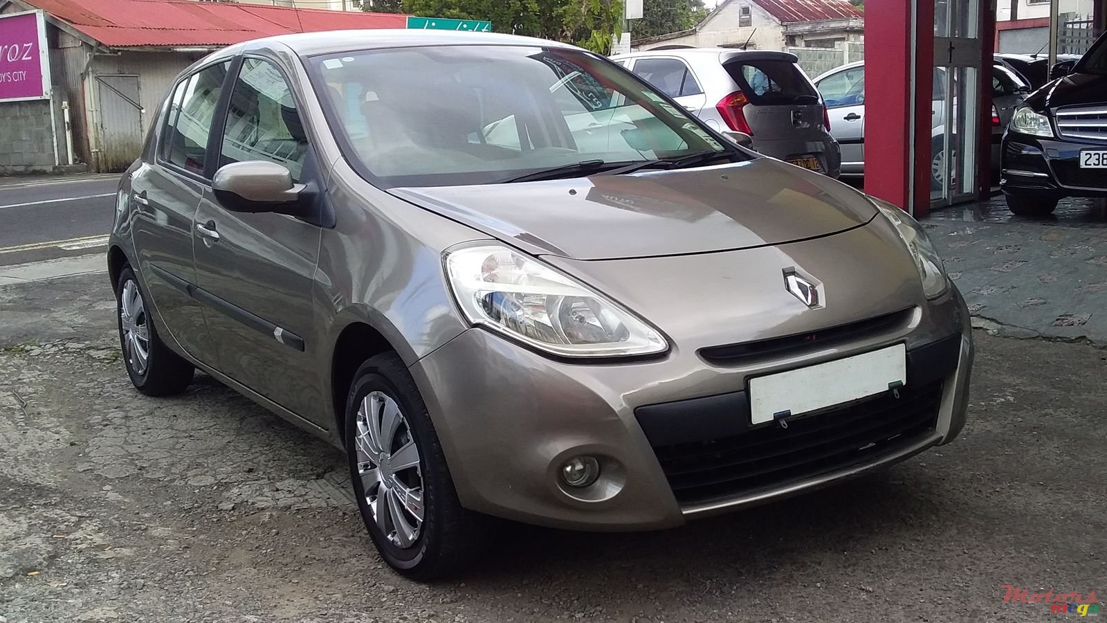 2010' Renault Clio photo #2