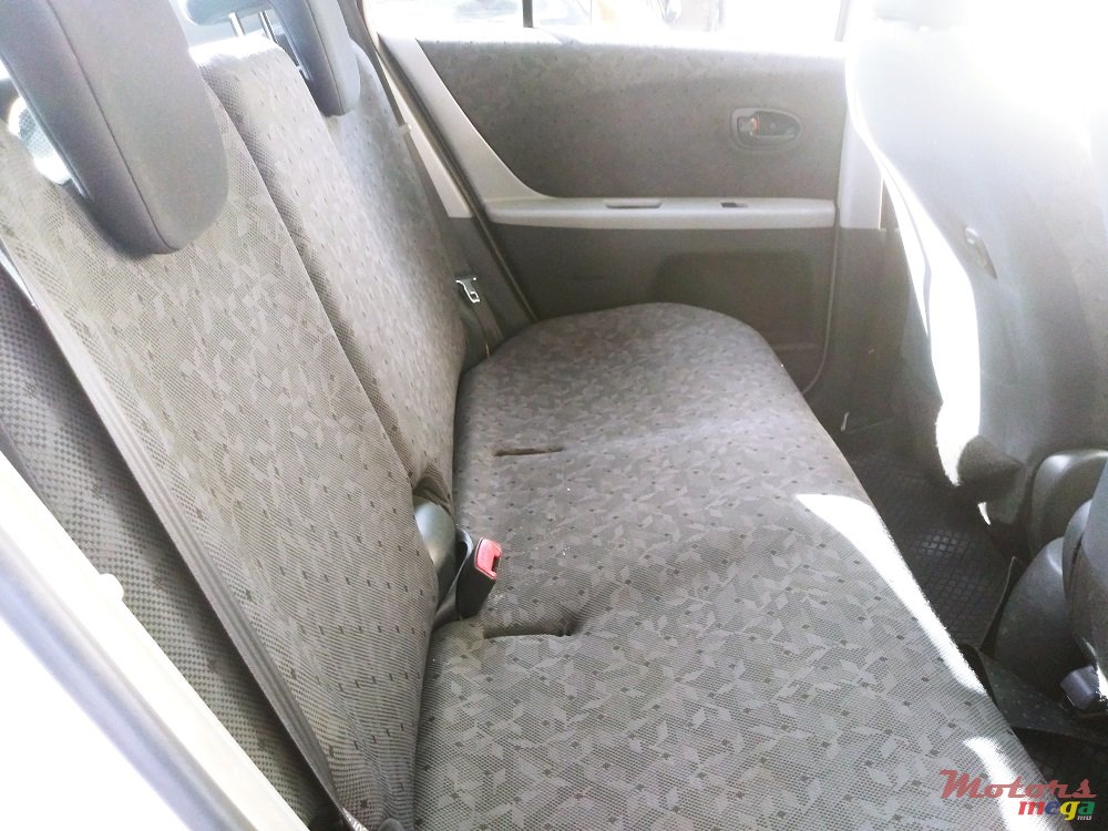 2009' Toyota Vitz 1300 photo #6