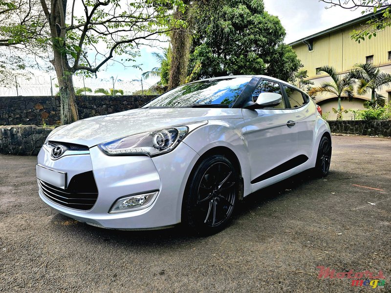 2015' Hyundai Veloster photo #2