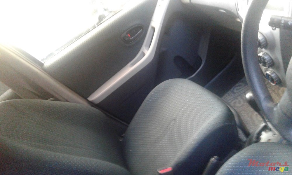 2006' Toyota Vitz photo #4