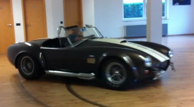 Cobra owner sands floor the only way he knows how... with burnt rubber