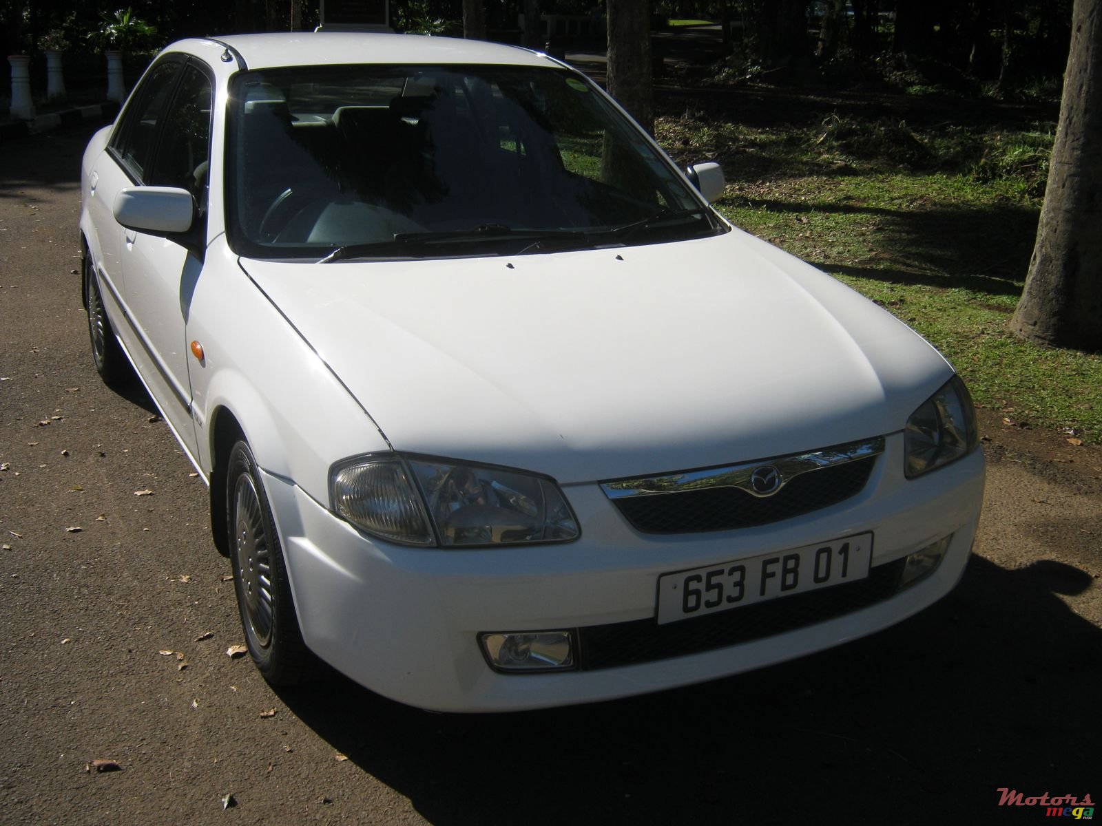 2001' Mazda 323 photo #2