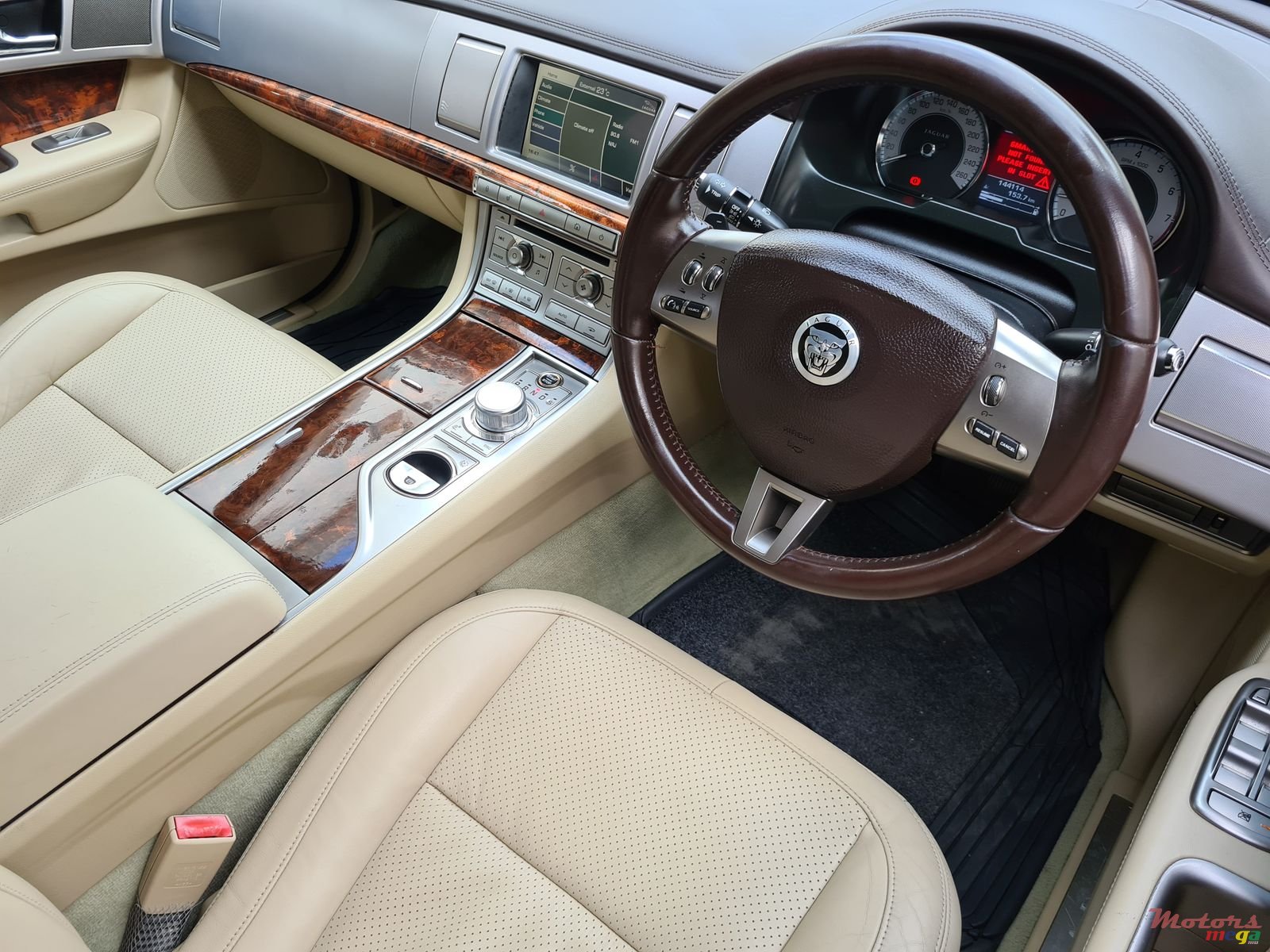 2010' Jaguar XF Automatic photo #5