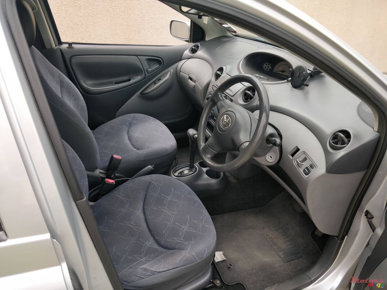 2002' Toyota Vitz photo #6