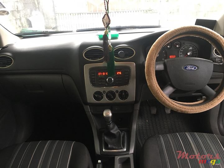 2011' Ford Focus photo #2