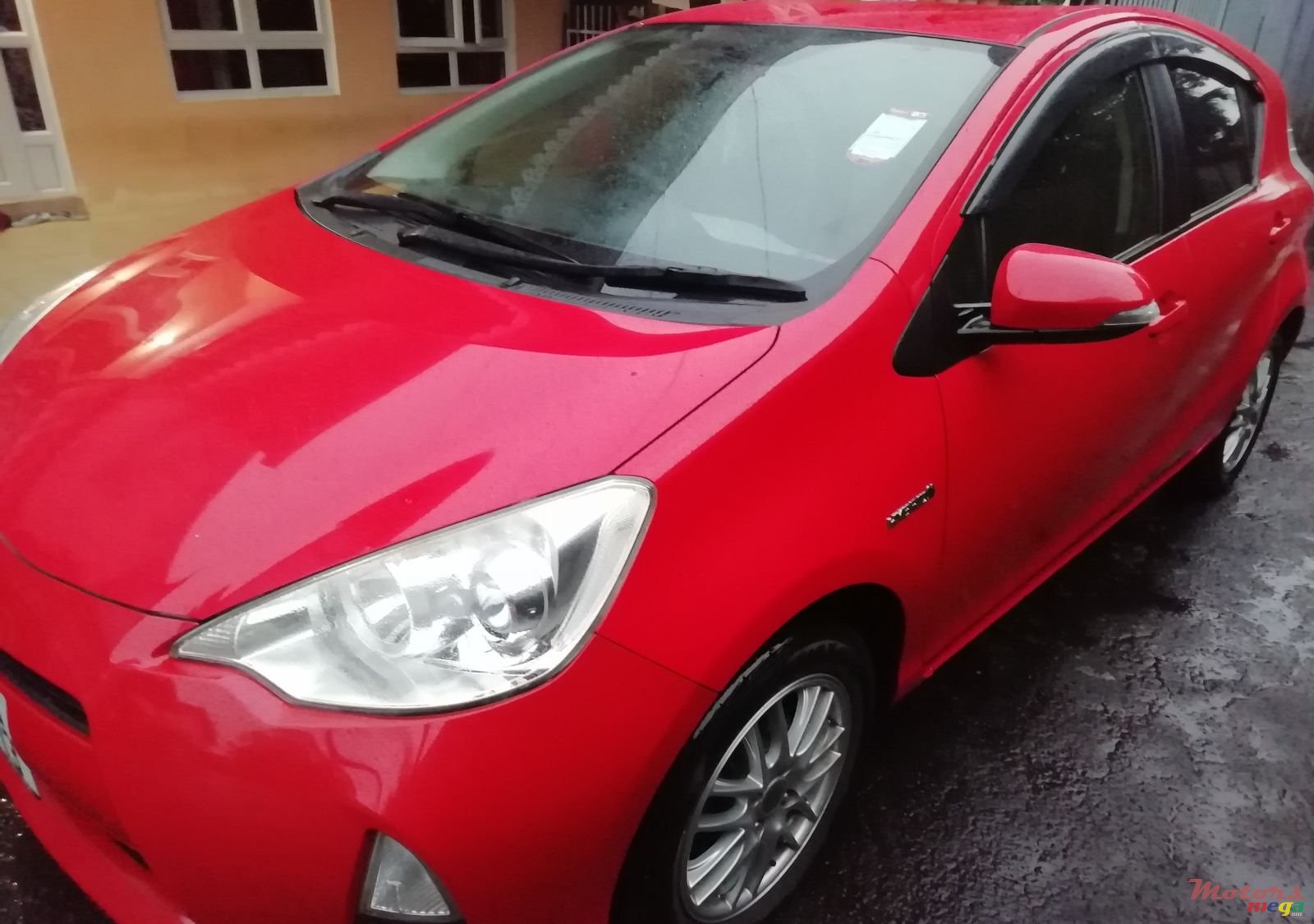 2013' Toyota Aqua photo #2