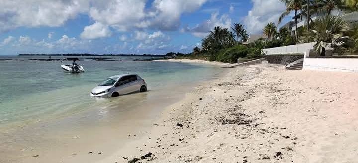 Une voiture termine sa course dans le lagon tout près de Pointe-aux-Canonniers