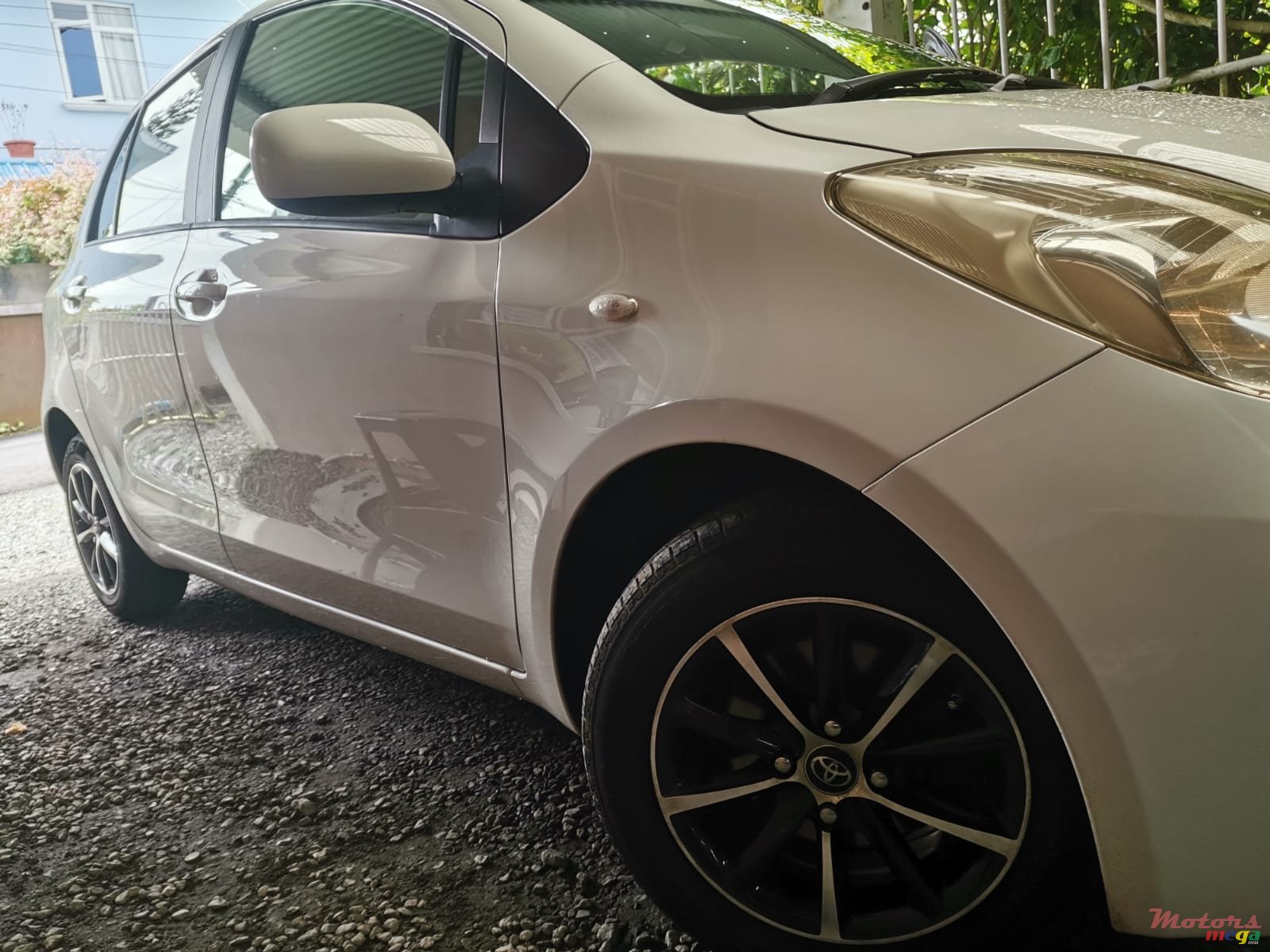 2005' Toyota Vitz photo #2