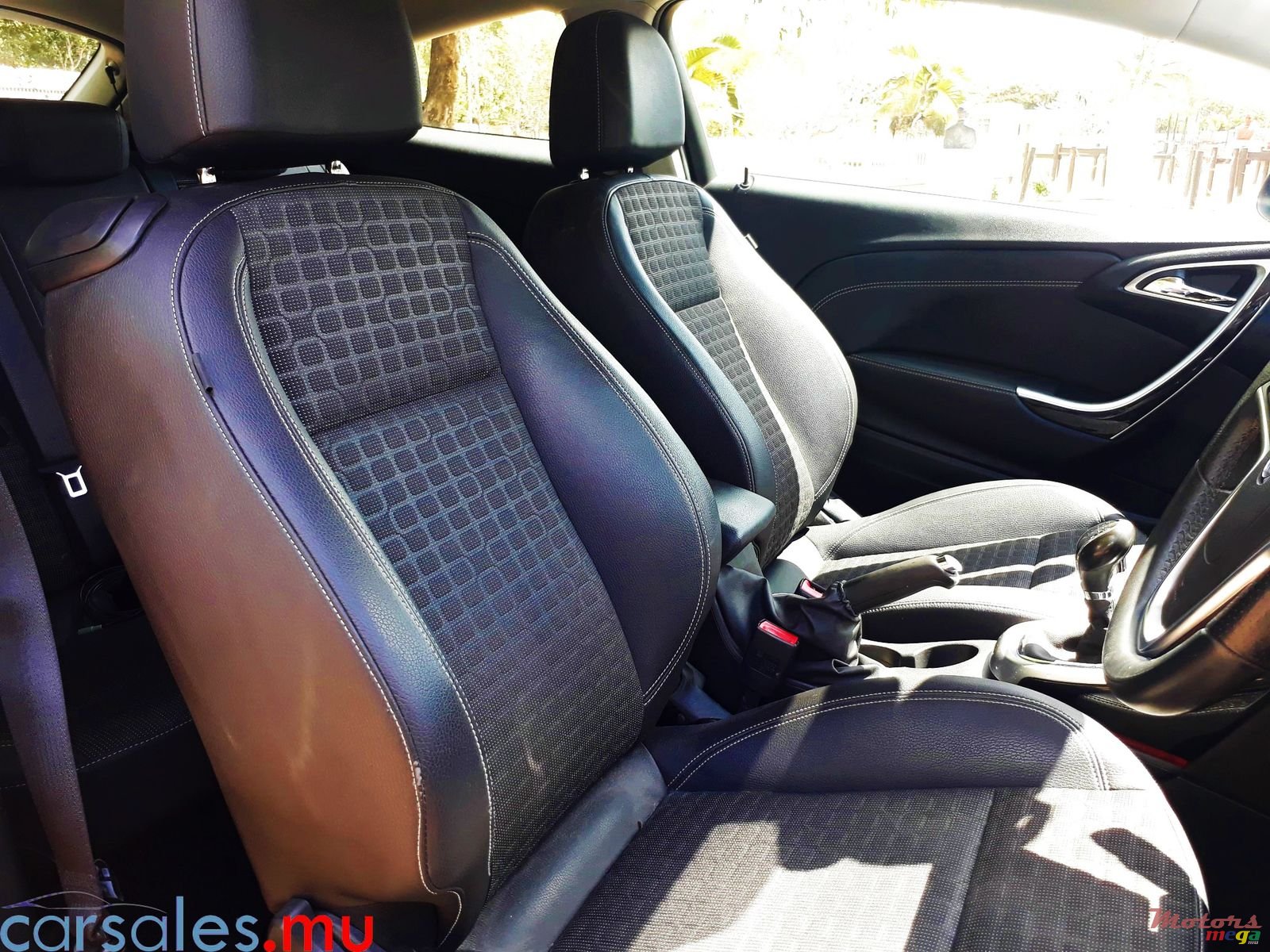 2014' Opel Astra GTC photo #5