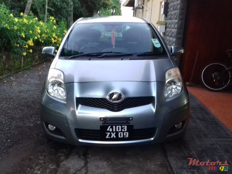 2009' Toyota Vitz photo #3