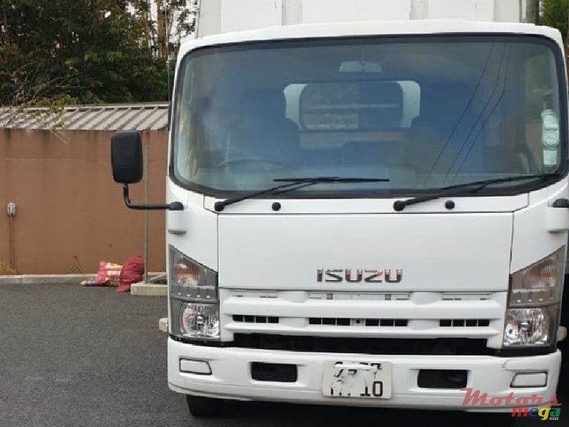 2010' Isuzu Truck photo #2