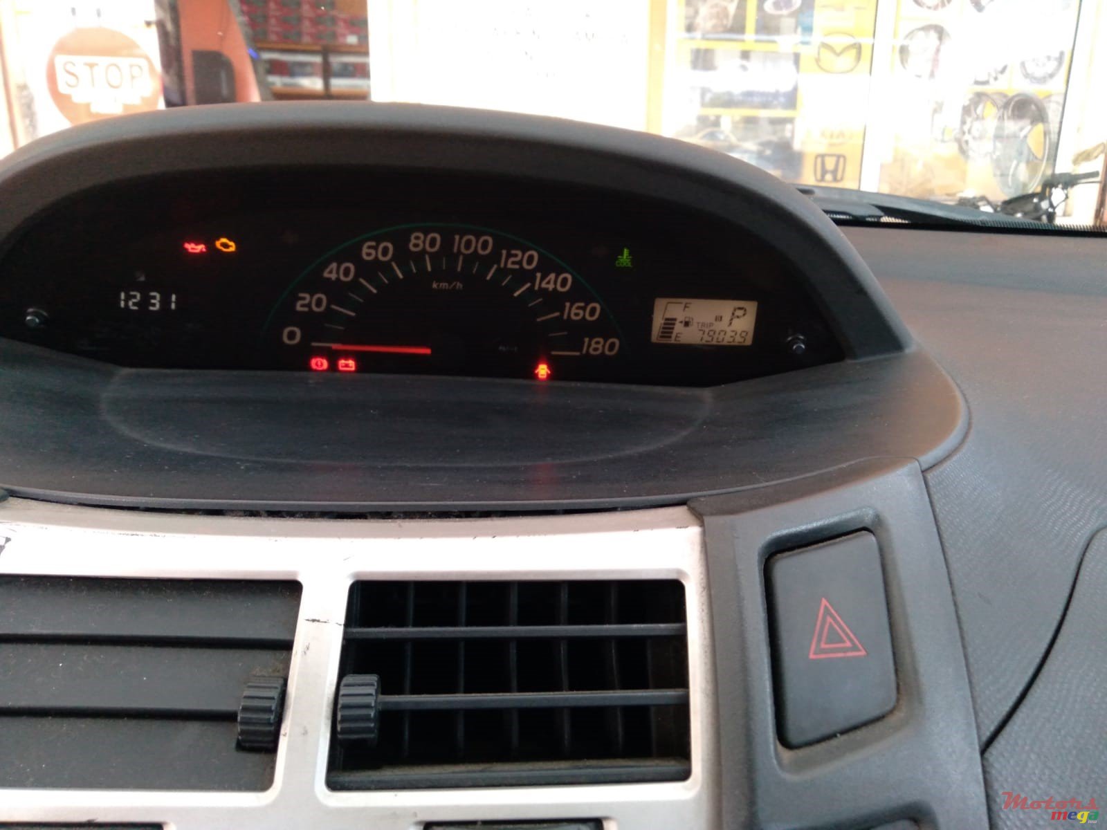 2006' Toyota Vitz photo #2