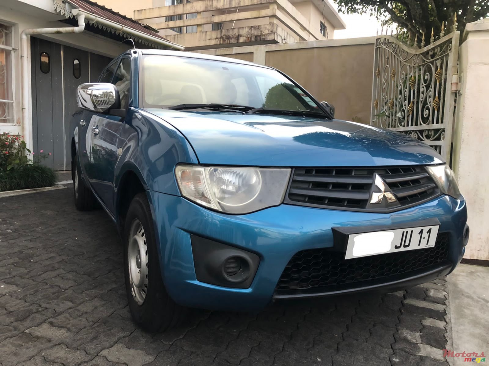 2011' Mitsubishi L 200 photo #1