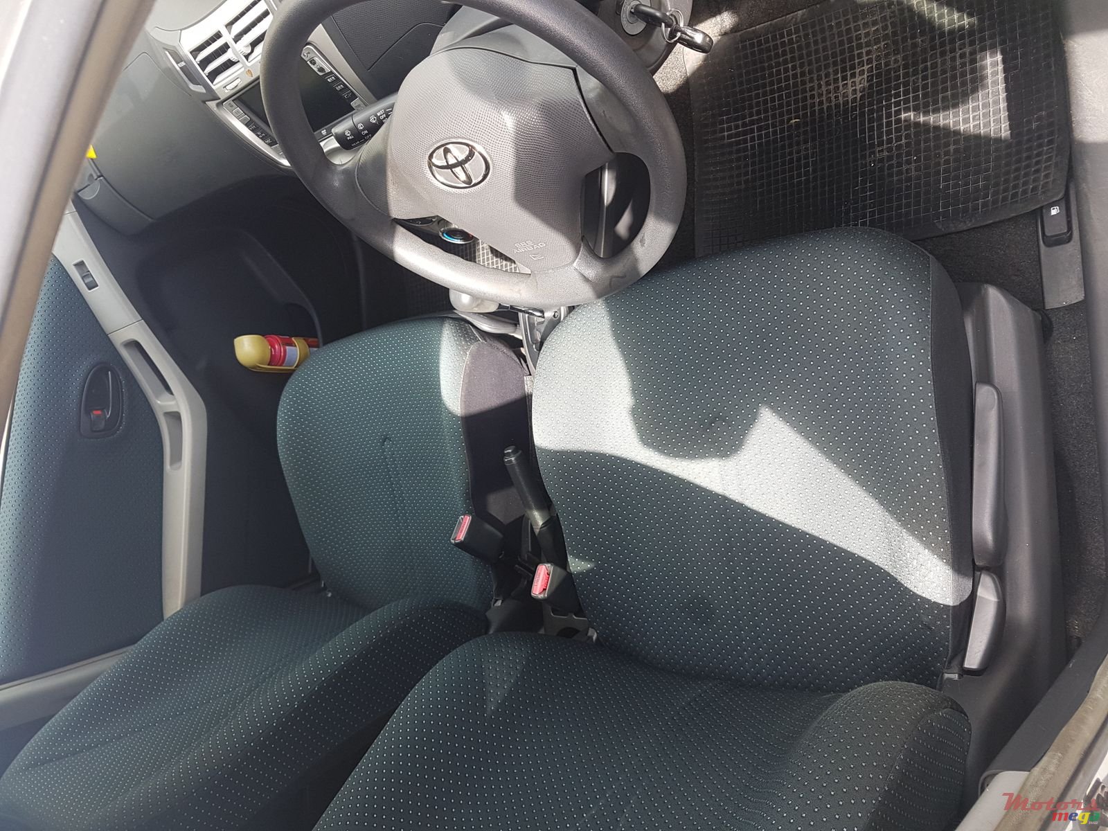 2006' Toyota Vitz photo #3