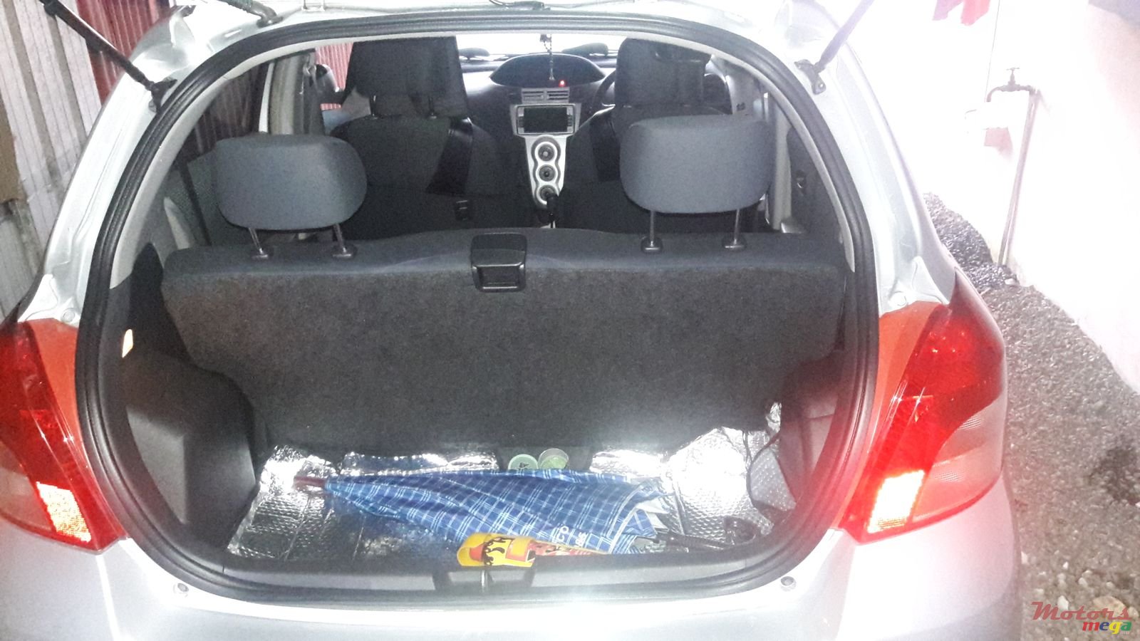 2006' Toyota Vitz photo #2