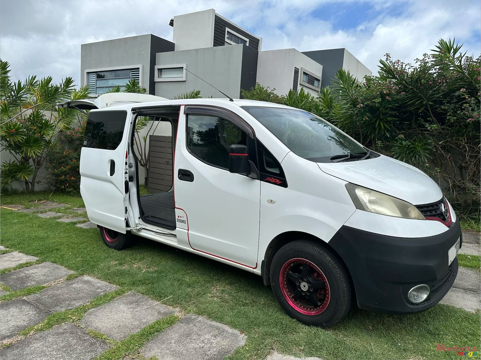 2011' Nissan NV200 photo #3