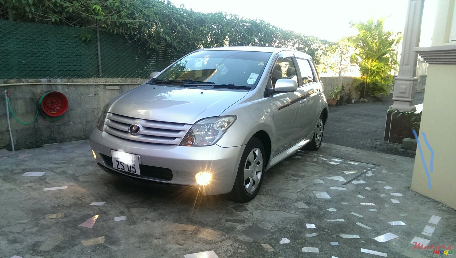 2005' Toyota IST2005 photo #1