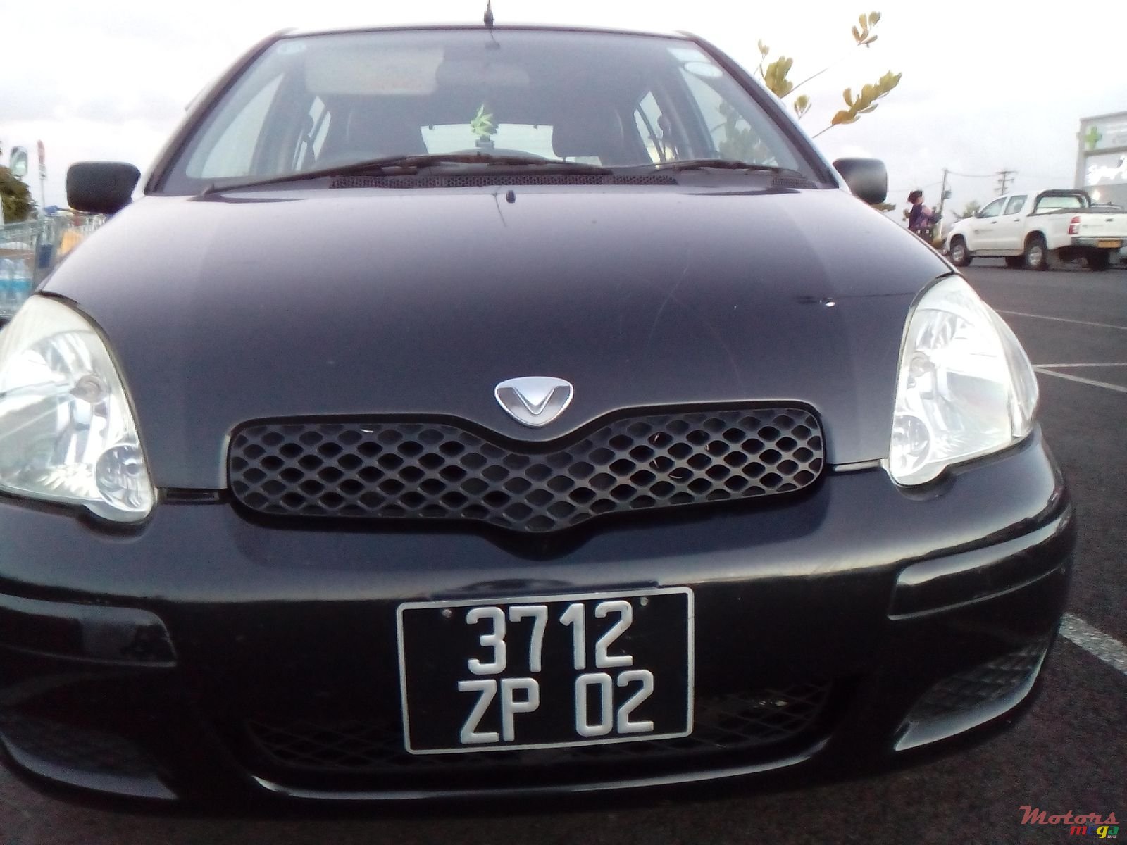 2002' Toyota Vitz photo #2