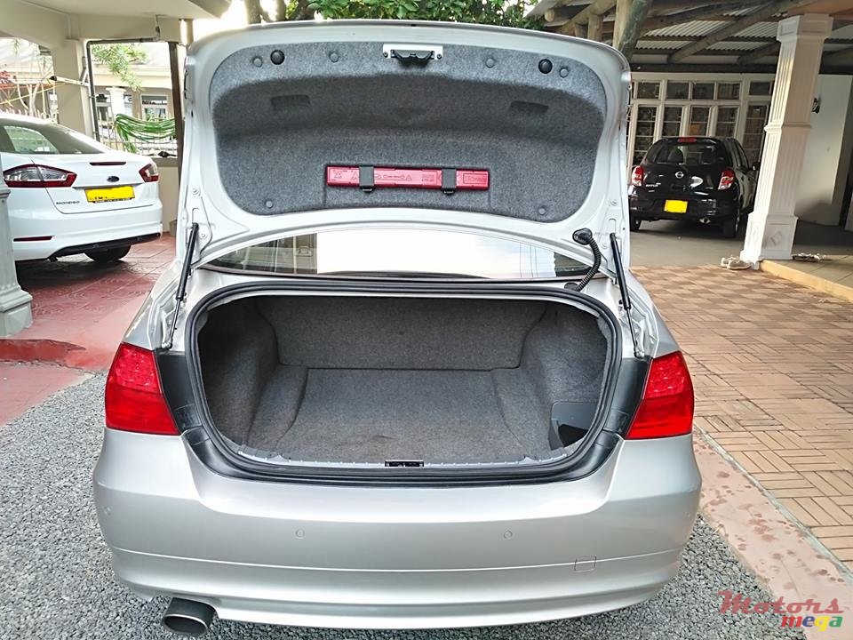 2010' BMW 320 i photo #7