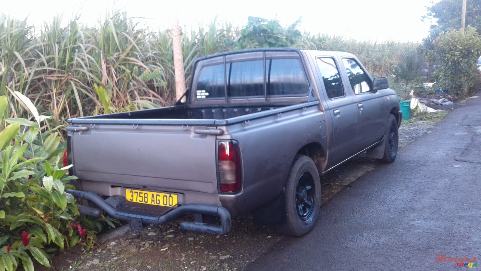 2000' Nissan Hardbody photo #3