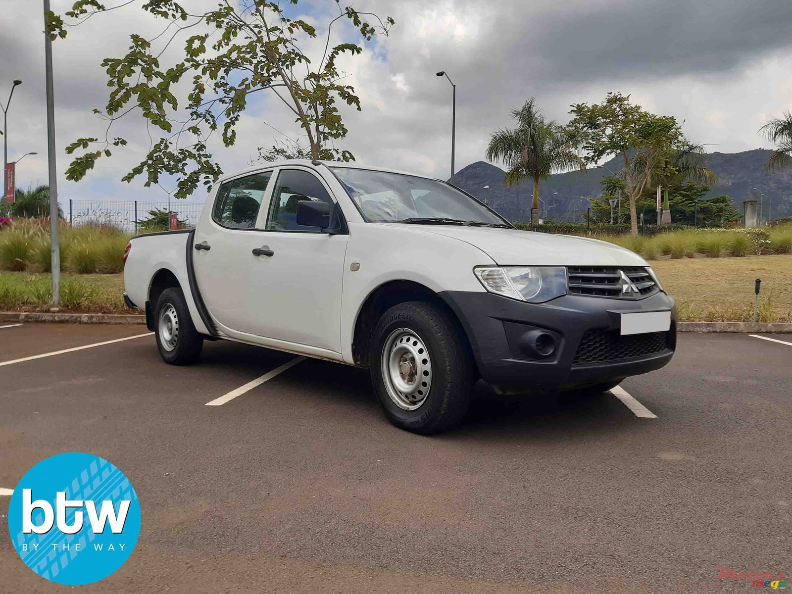 2014' Mitsubishi L 200 4X2 photo #1