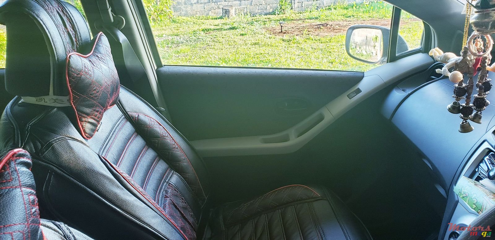 2009' Toyota Vitz photo #3