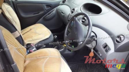 2002' Toyota Vitz photo #3