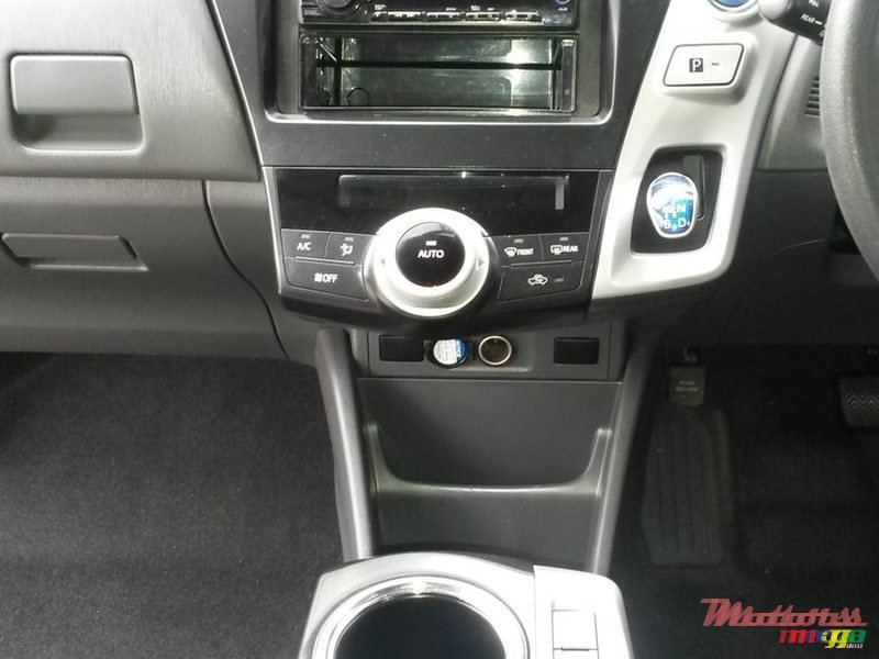 2013' Toyota Prius Alpha photo #5