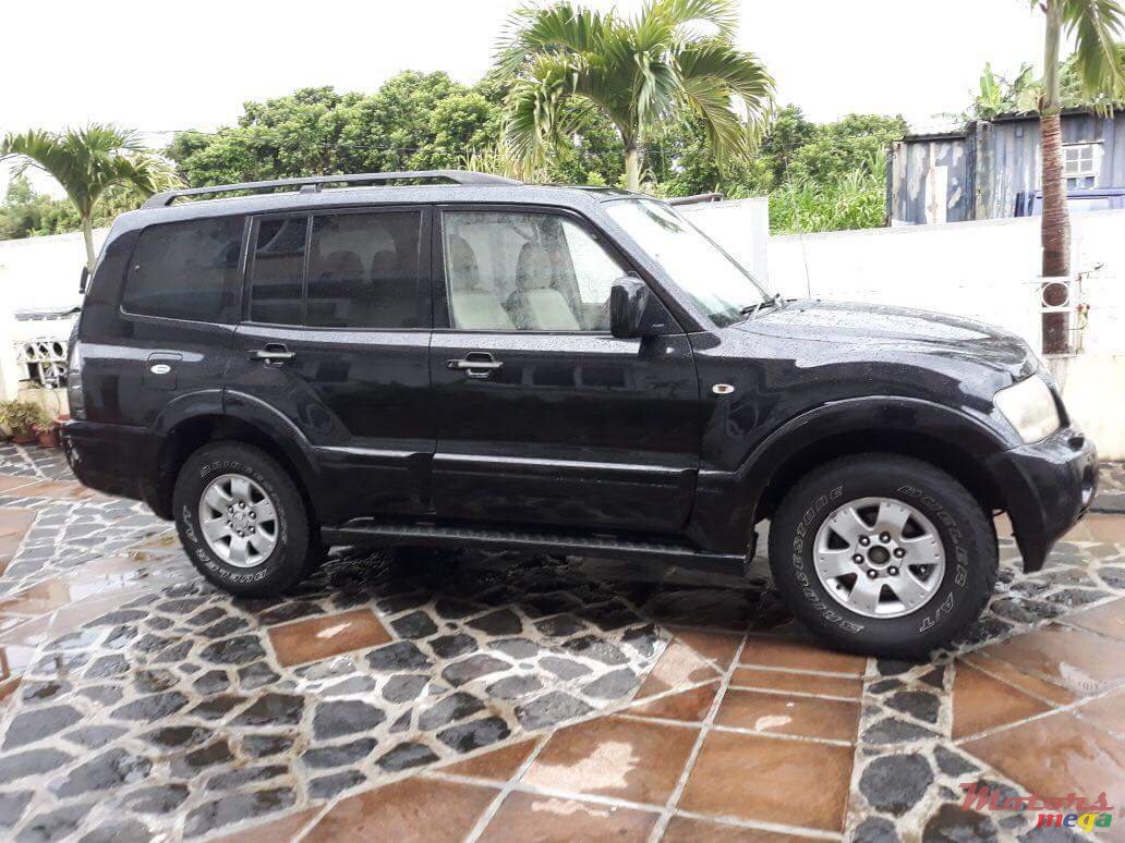 2005' Mitsubishi Pajero photo #5