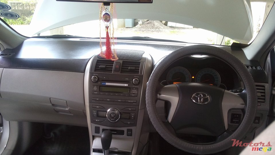 2012' Toyota Corolla G saloon photo #6