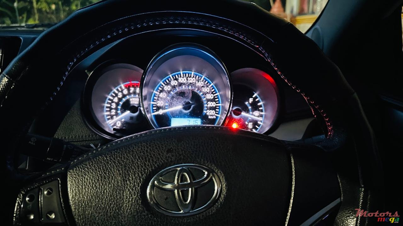 2017' Toyota Yaris photo #6