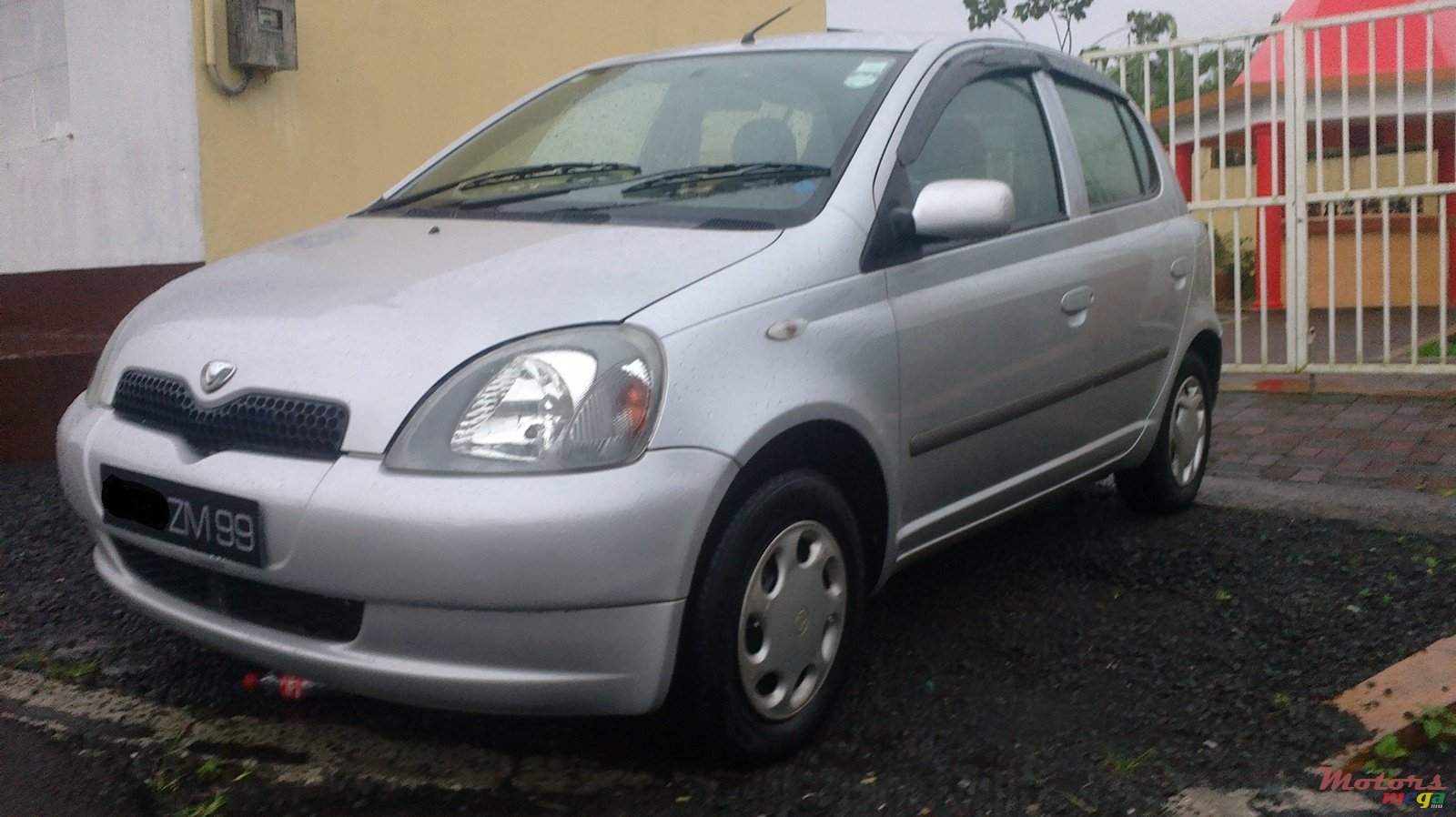 1999' Toyota Vitz photo #2