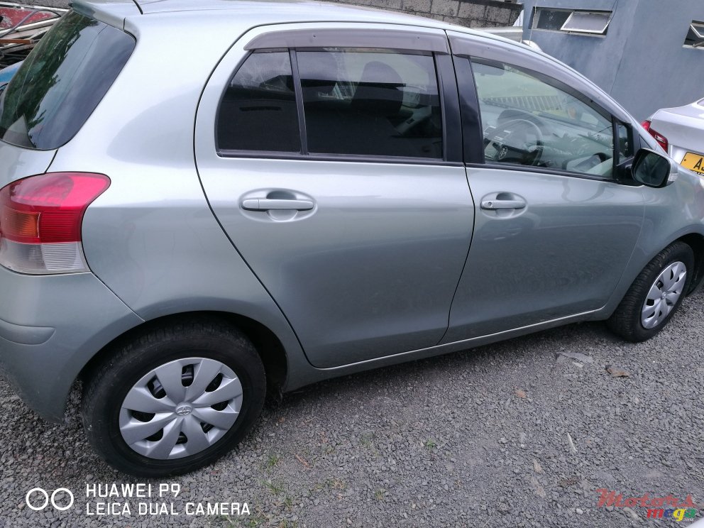 2009' Toyota Vitz photo #1