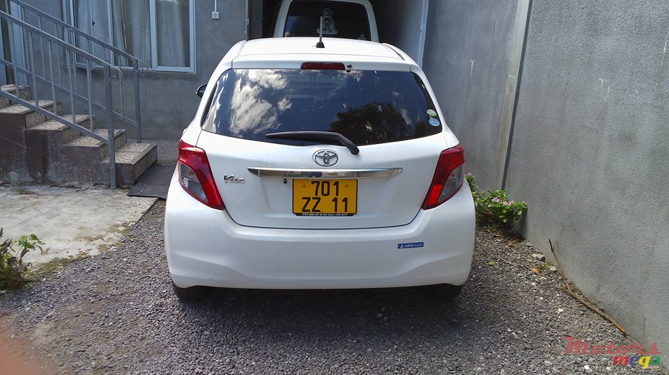 2011' Toyota Vitz photo #5