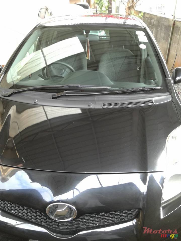 2009' Toyota Vitz photo #2