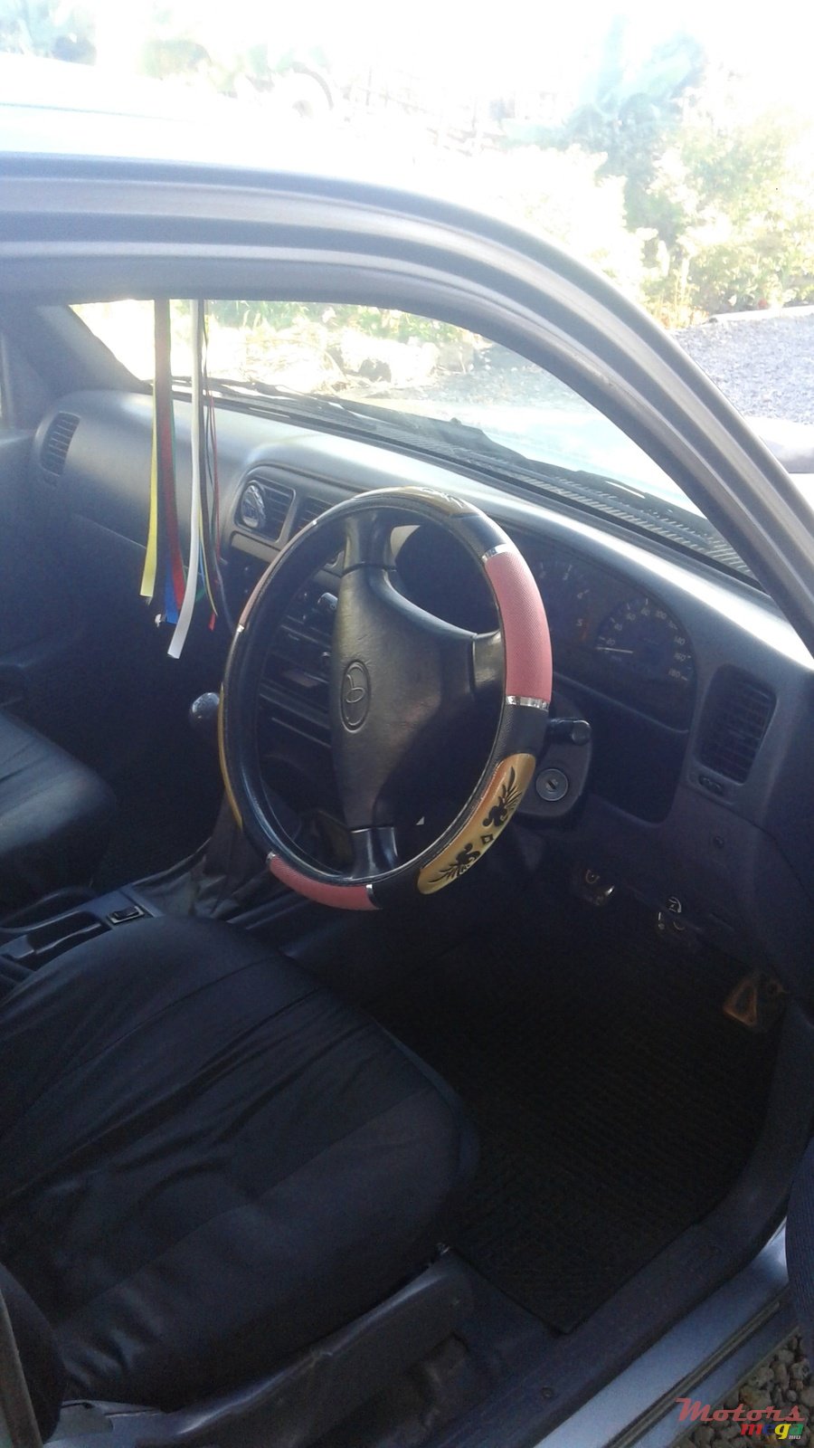 2004' Toyota Hilux photo #3