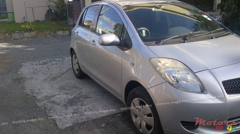 2007' Toyota Vitz photo #1