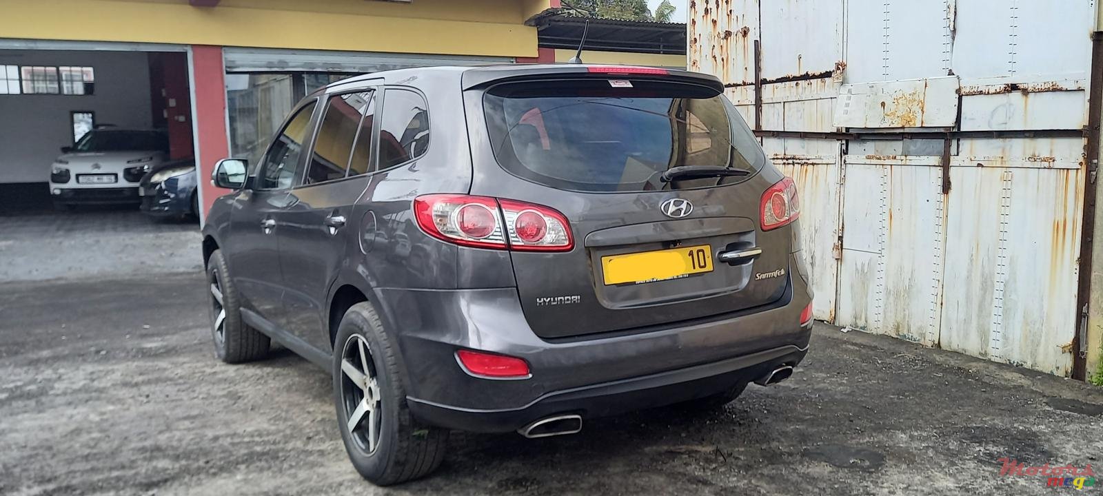 2010' Hyundai Santa Fe photo #3