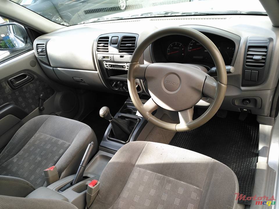 2005' Isuzu D-Max 2.5TD 2x4 photo #3