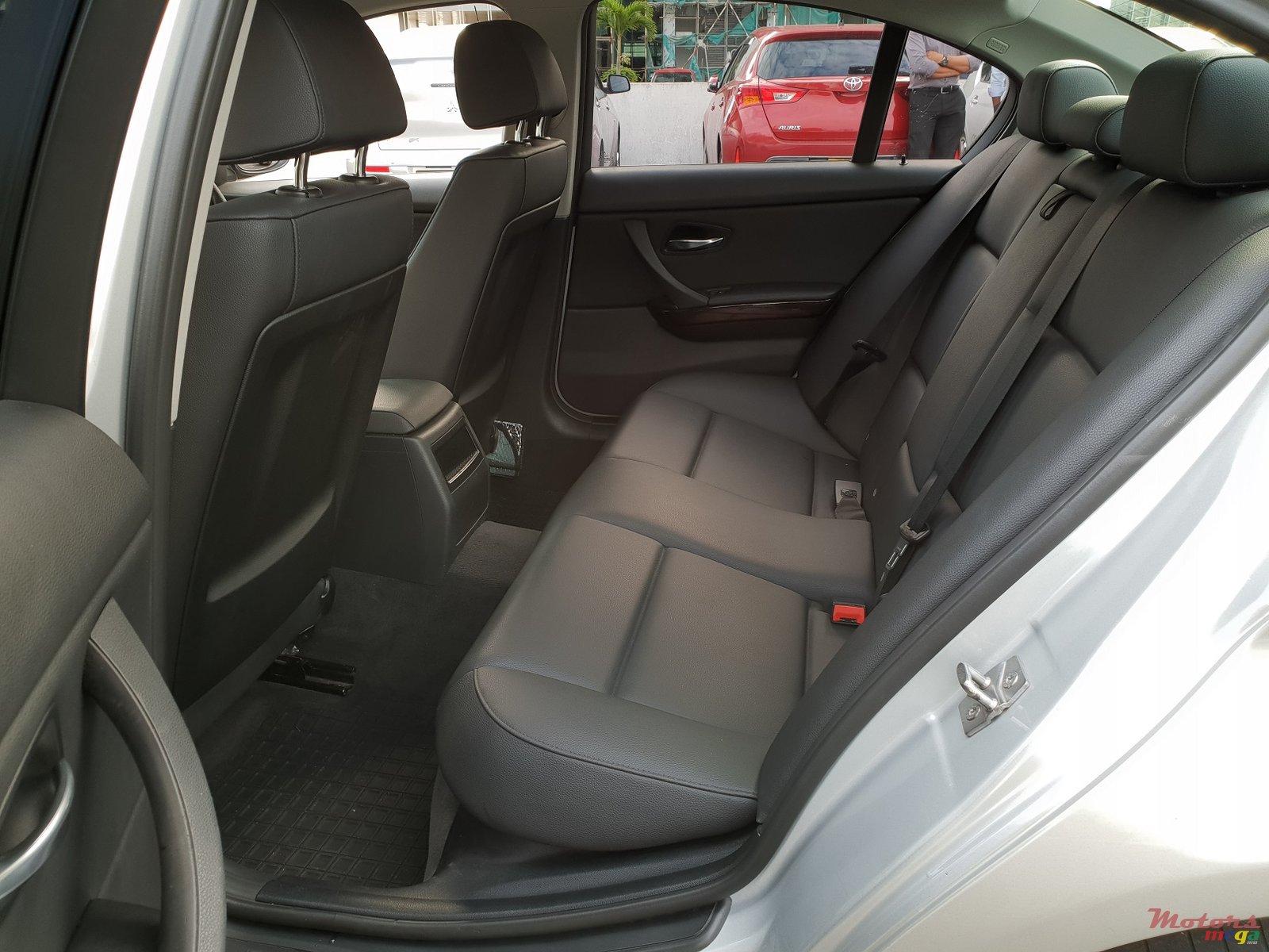 2011' BMW 3 Series photo #3