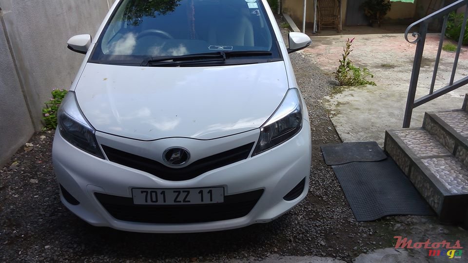 2011' Toyota Vitz photo #4