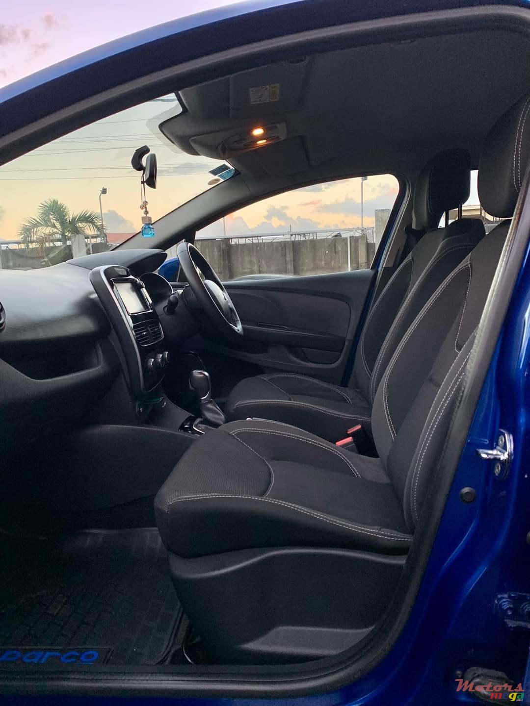 2020' Renault Clio 2020 photo #2