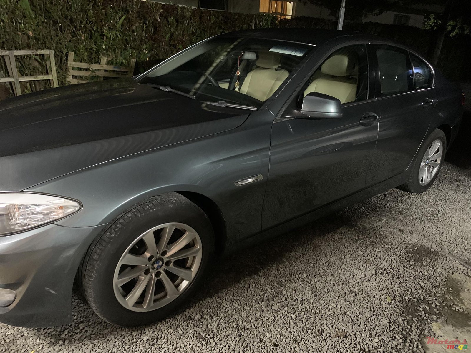 2011' BMW 523 photo #3