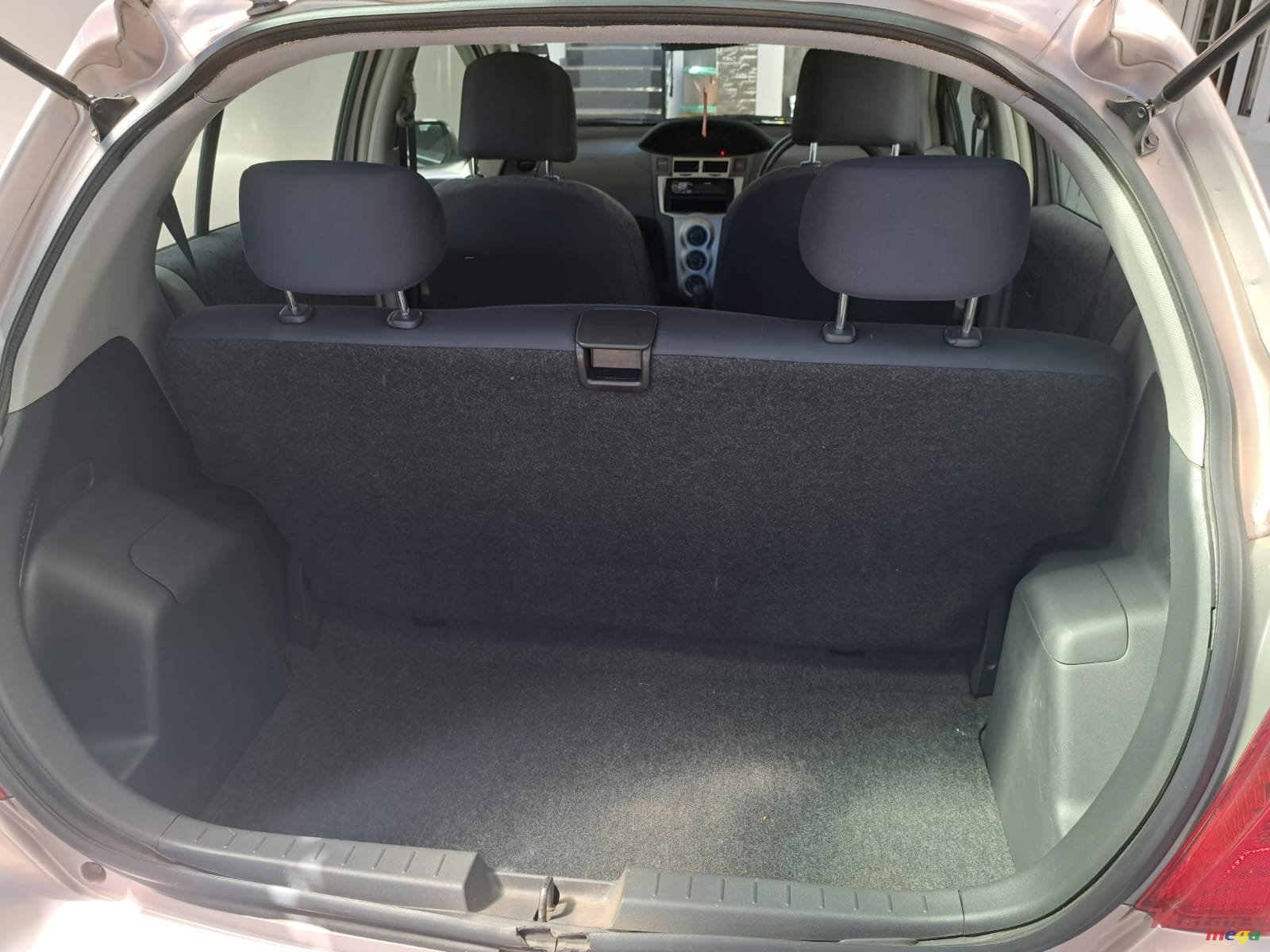 2010' Toyota Vitz photo #2